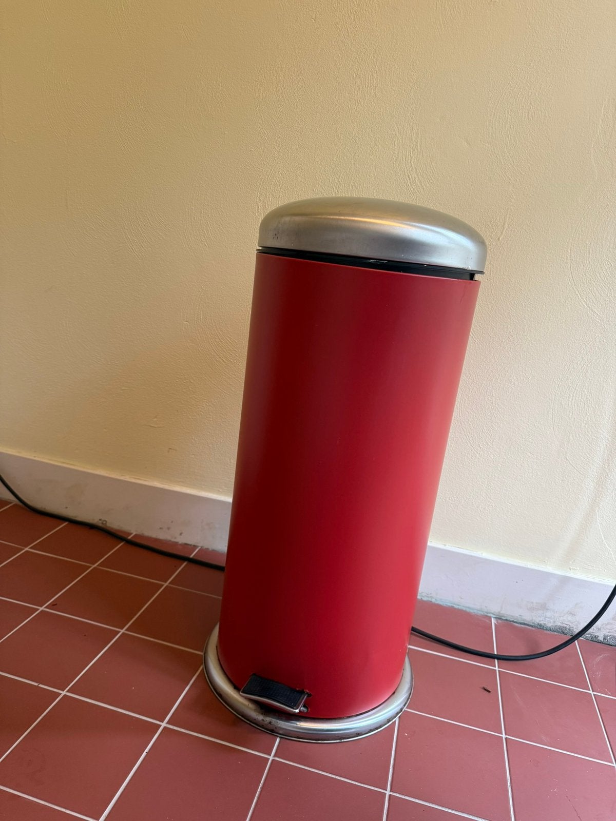 Prullenbak rood, 40 liter of meer, Ophalen, Gebruikt, Met pedaal