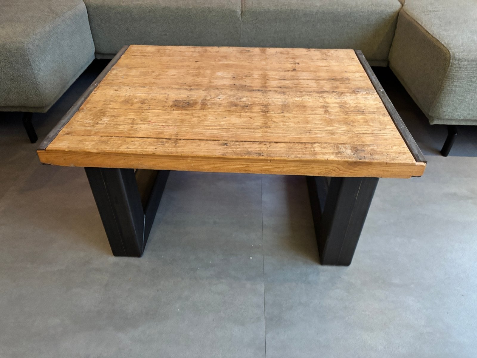 Robuuste salontafel met twee bijpassende bijzettafels, Gebruikt, Minder dan 50 cm, Rechthoekig, Overige houtsoorten