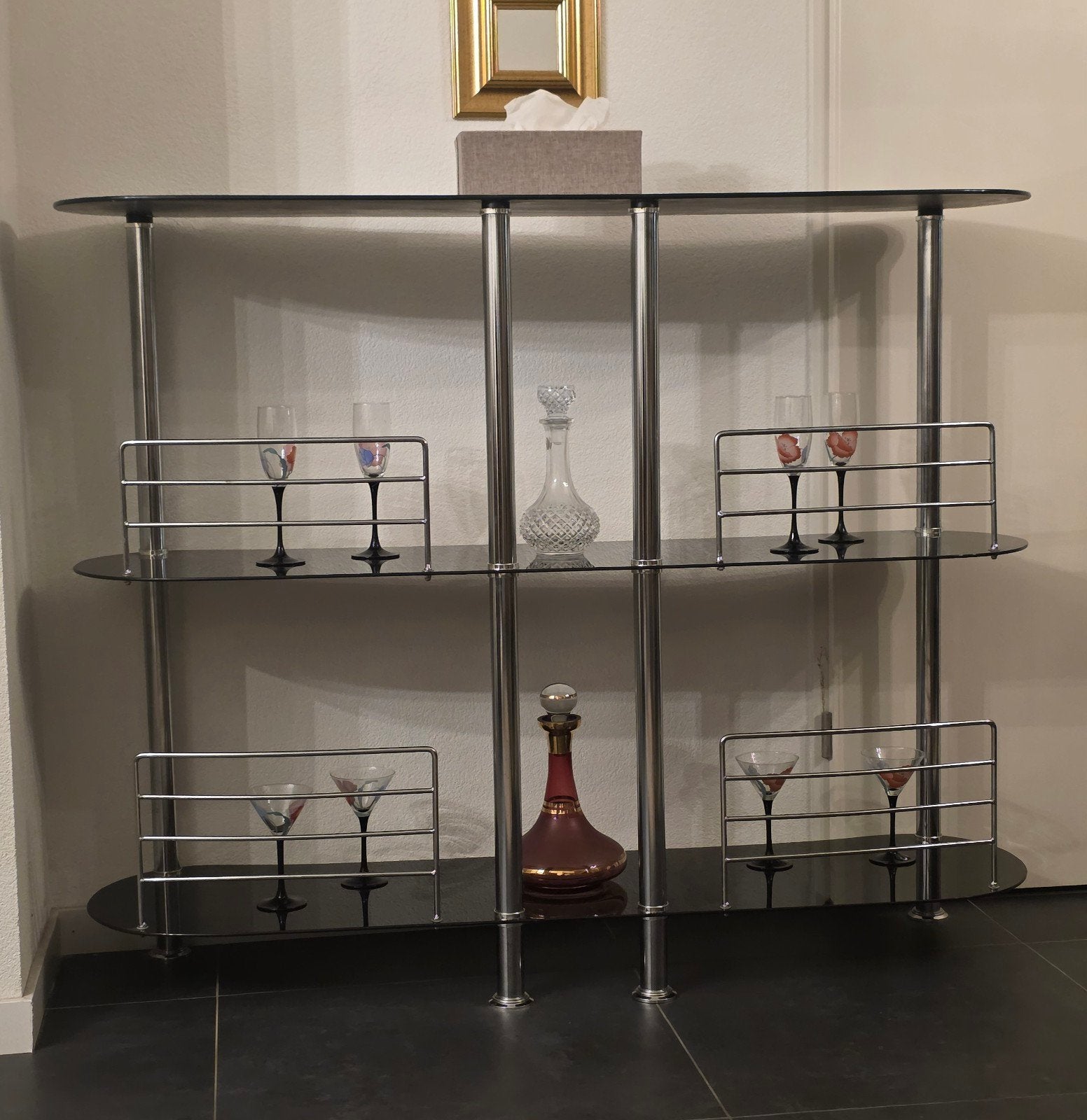 Moderne bar met glazen planken en chromen poten, Ophalen, Gebruikt