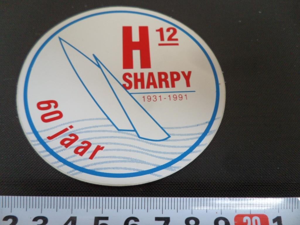 sticker H 12 Sharpy 1931 - 1981  60 jaar, Verzamelen, Stickers, Zo goed als nieuw, Ophalen