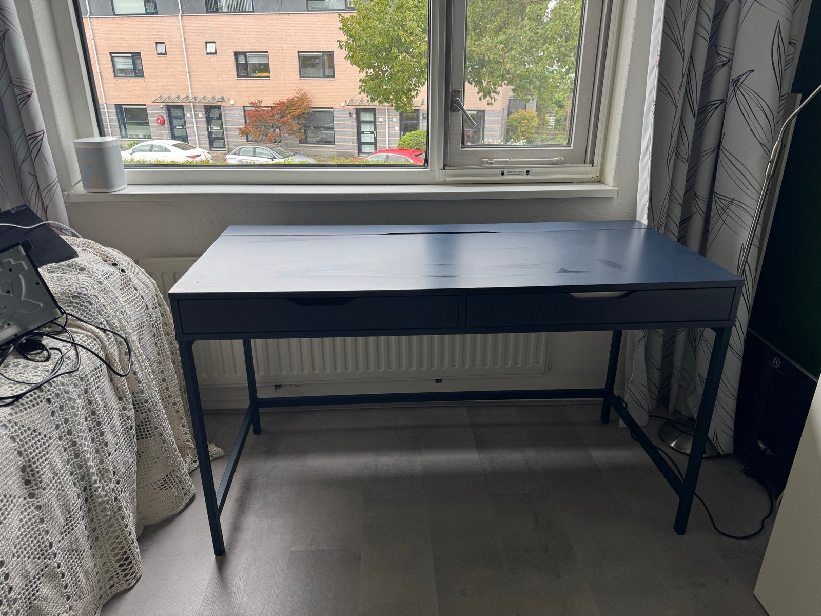 Donkerblauw Ikea bureau met lades en kabelgoot