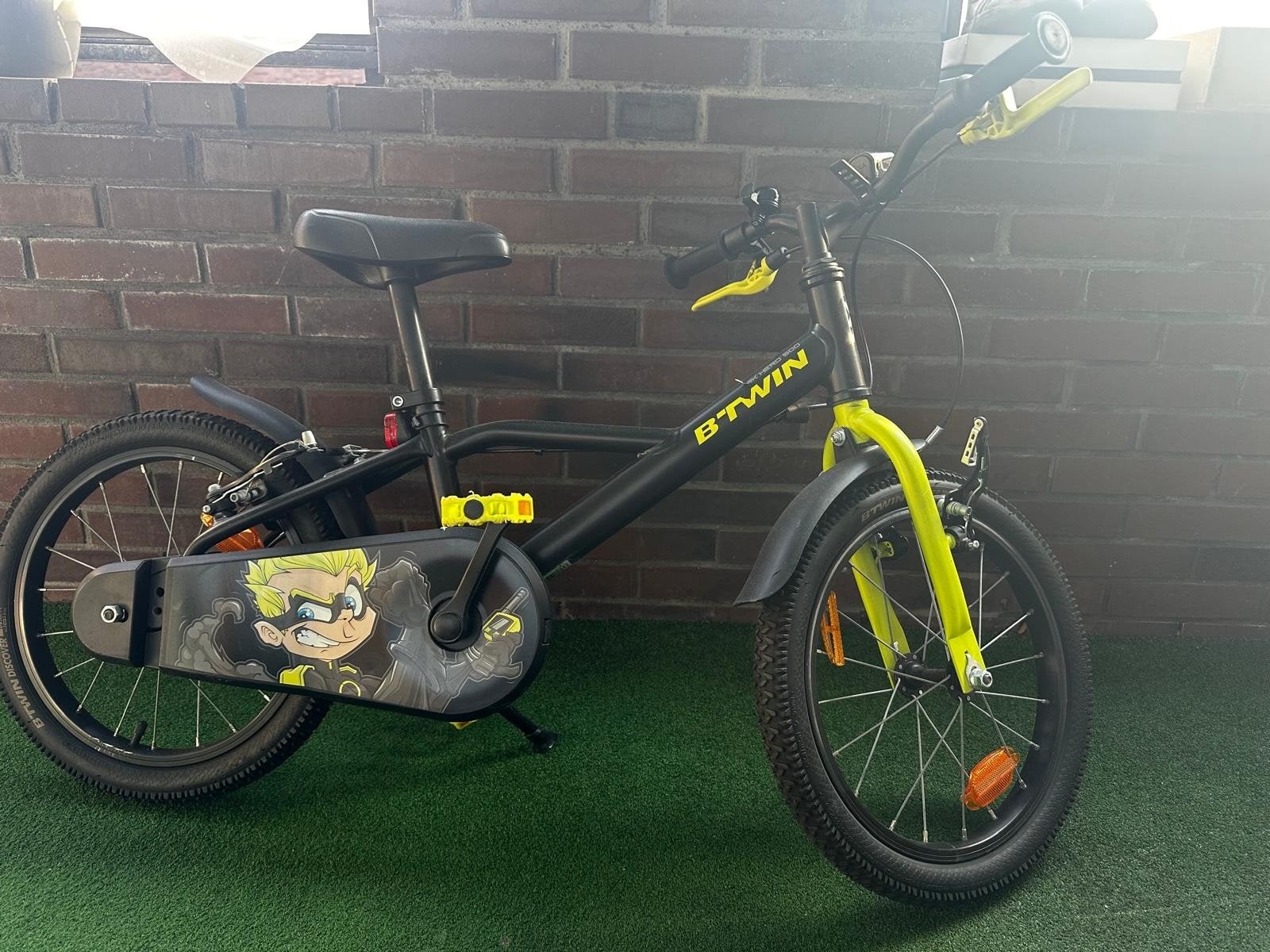 B'Twin kinderfiets 16 inch - Zwart/Geel, Velgrem, Ophalen of Verzenden, B'Twin, Minder dan 16 inch