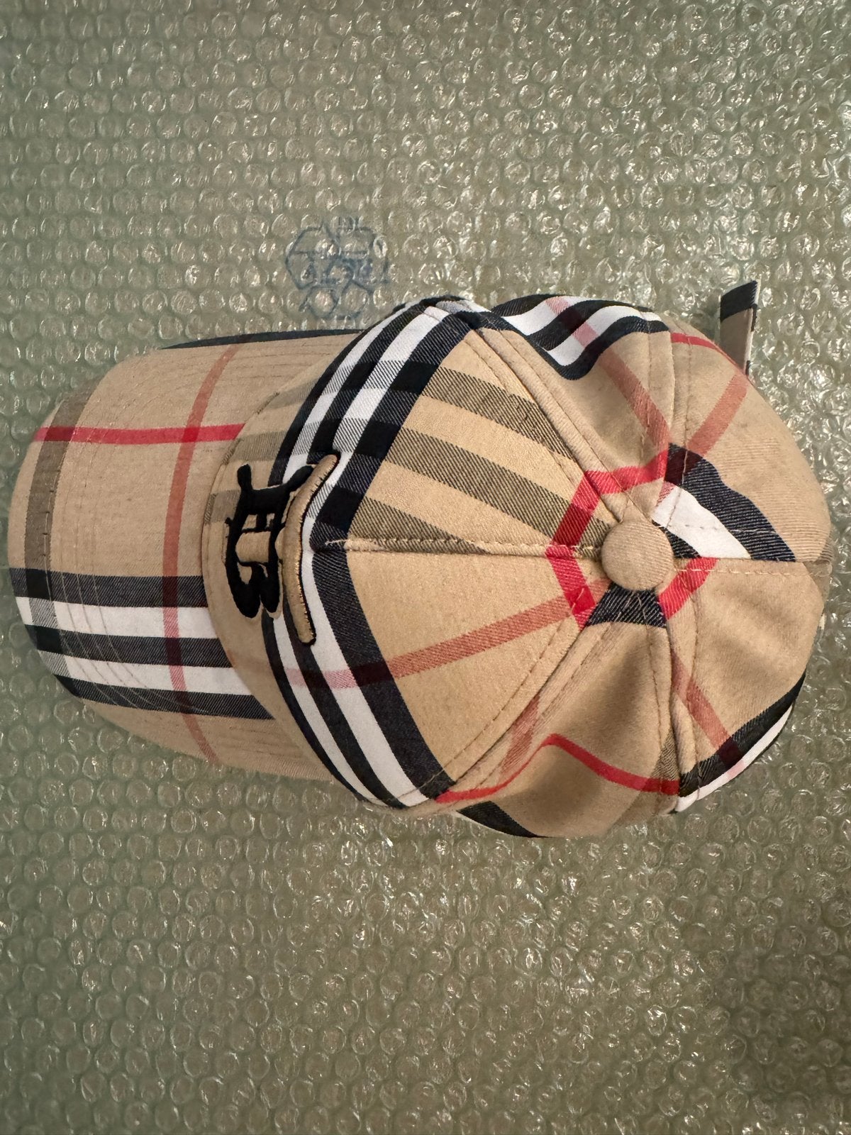 Burberry pet met iconisch ruitpatroon en TB-logo, Ophalen of Verzenden, Zo goed als nieuw, One size fits all, Pet