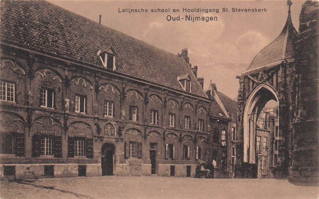 702-240-037 Latijnsche School En Hoofdingang St Stevenskerk, Verzamelen, Ansichtkaarten | Nederland, Verzenden, Voor 1920, Gelderland