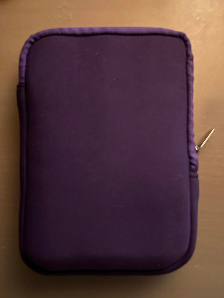 Paarse beschermhoes voor tablet of kleine laptop, Ophalen of Verzenden, 12 inch of minder, Zo goed als nieuw