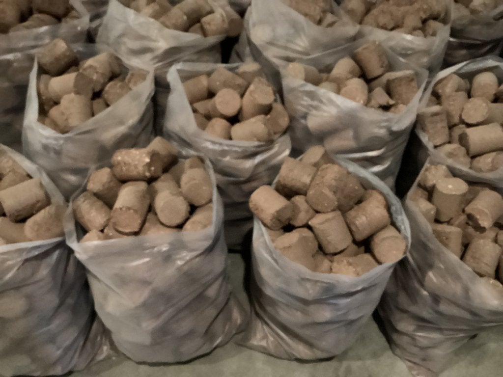 Houtbriketten in zakken van ca. 15 kg €.5,-, Minder dan 3 m³, Ophalen, Overige houtsoorten, Blokken