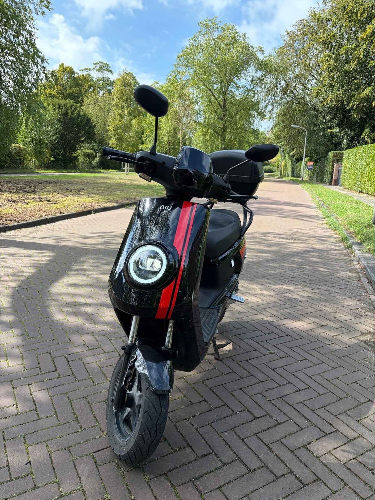 Niu elektrische scooter met topkoffer en lader, Ophalen, Gebruikt, Elektrisch, Overige merken