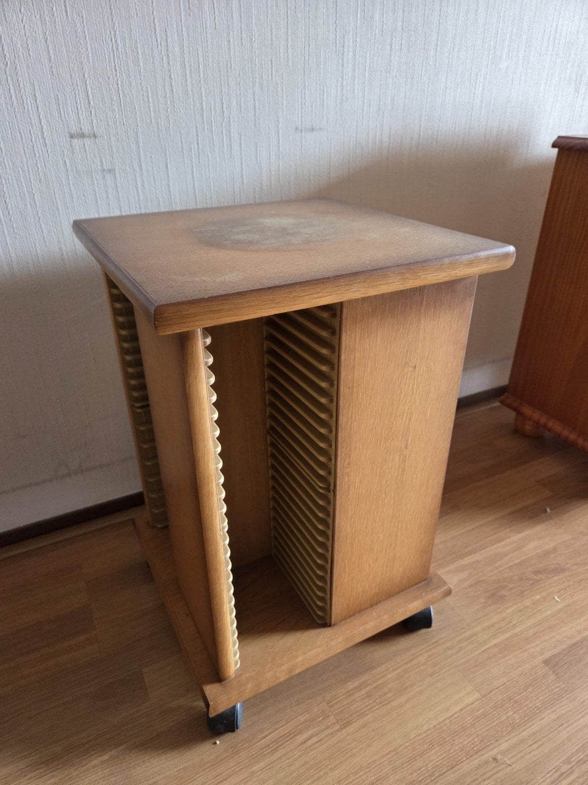 Eikenhouten CD rek op wieltjes met lichte waterschade, Huis en Inrichting, Woonaccessoires | Cd- en Dvd-rekken, Ophalen, Gebruikt