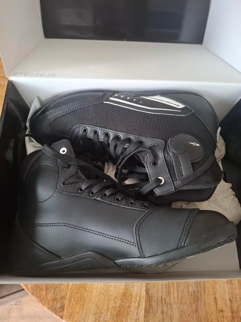 Alpinestars motorschoenen, Ophalen