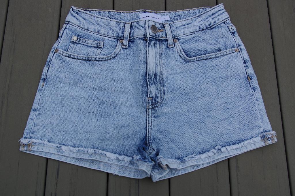 Melting Stockholm spijkerbroek kort lichtblauw maat XS, Kleding | Dames, Blauw, Ophalen of Verzenden, Zo goed als nieuw, W27 (confectie 34) of kleiner