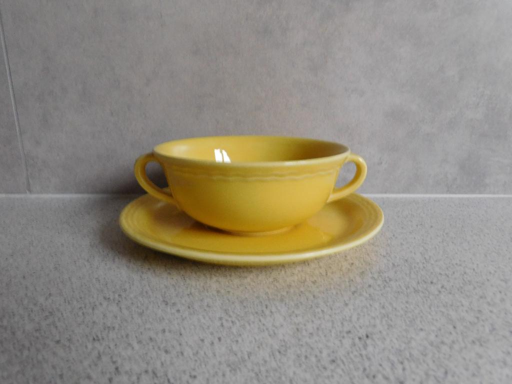 Soepkop en schotel Geel Pastel Villeroy & Boch, Ophalen of Verzenden, Zo goed als nieuw, Overige stijlen, Kop(pen) en/of Schotel(s)