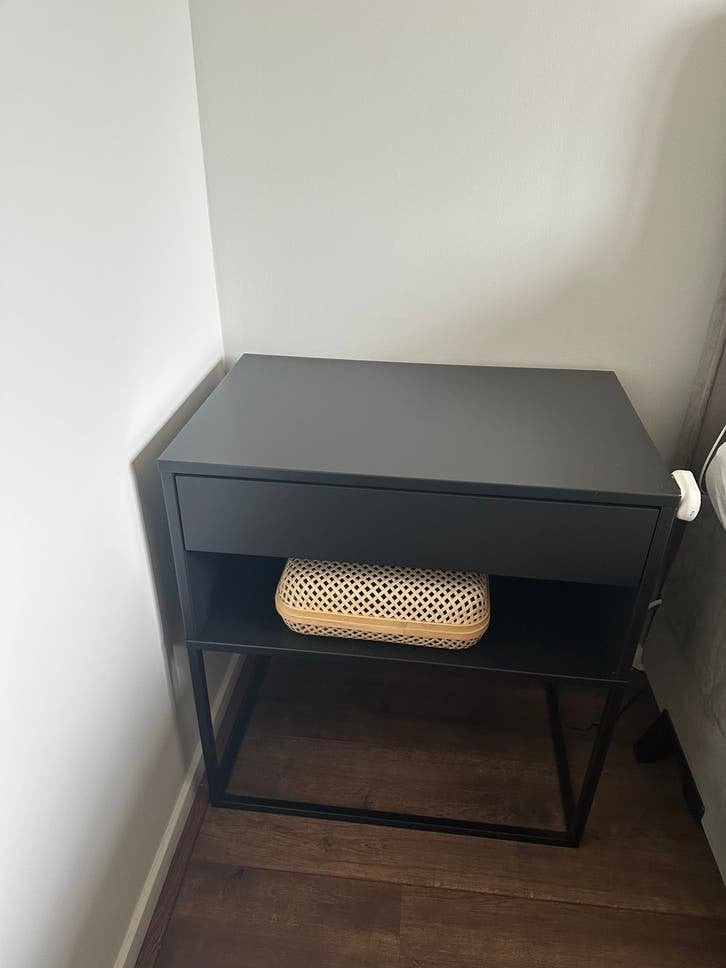 İkea vikhammer nachtkastjes zwart 2stuks, Ophalen, Zo goed als nieuw, Minder dan 45 cm, Minder dan 55 cm