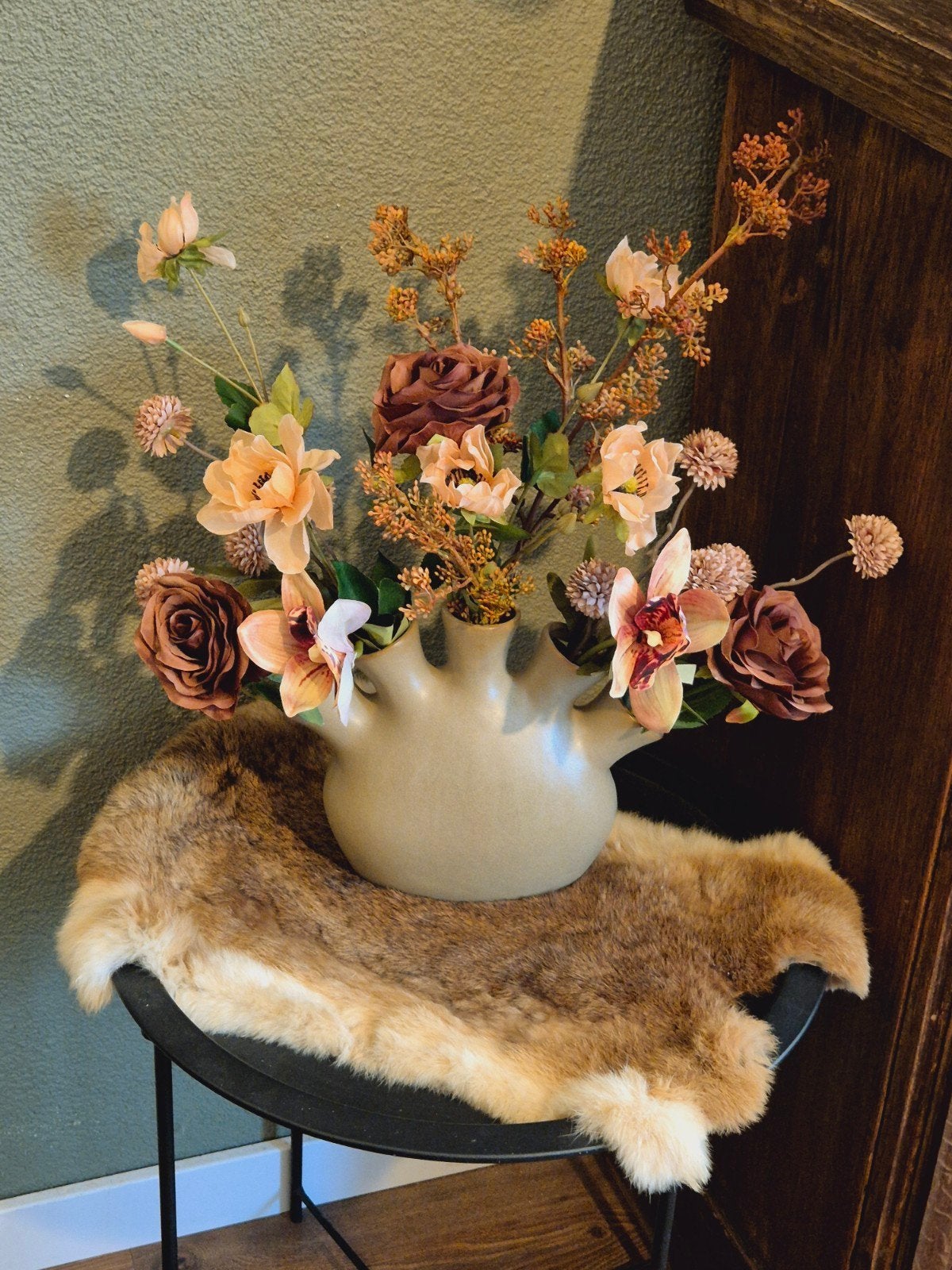 toetervaas / tulpenvaas met mooie bloemen, Binnen, Bruin, Overige typen, 55 cm