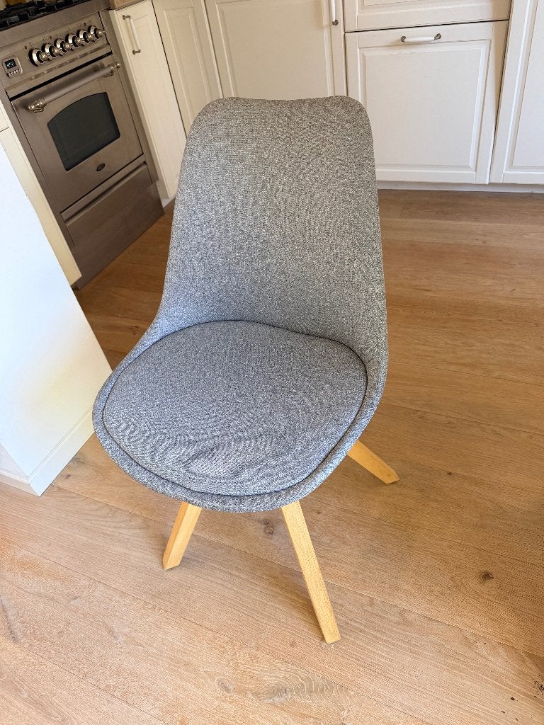 4x Eetkamer stoelen - Ljusvik grijs stof - houten onderstel, Huis en Inrichting, Stoelen, Ophalen, Scandinavisch, Zo goed als nieuw