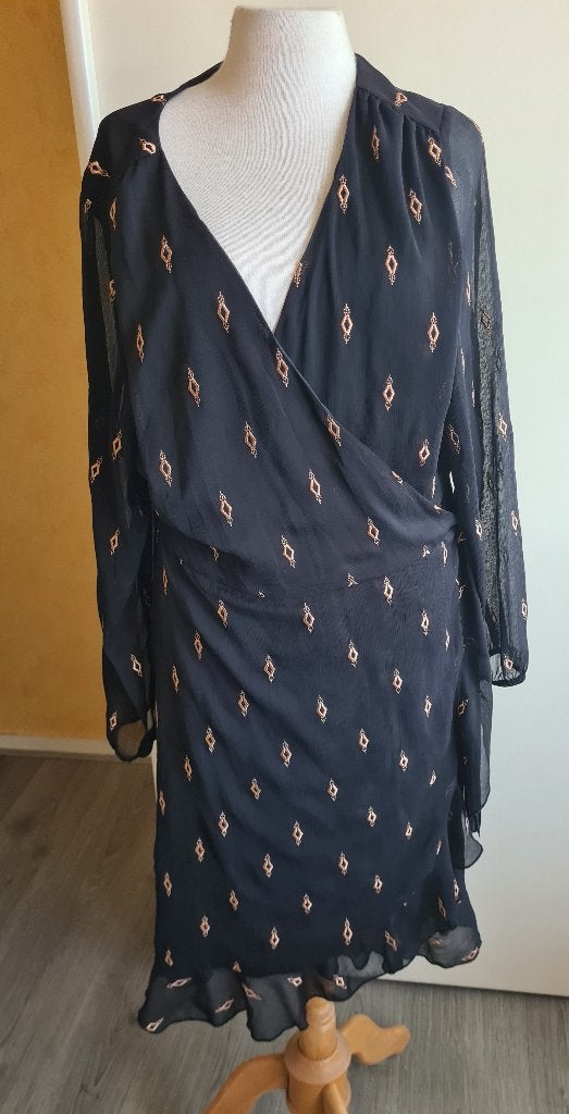 zwarte wikkel jurk met goudgele motiefjes maat 46, Zwart, Maat 46/48 (XL) of groter, Nieuw, Ophalen of Verzenden