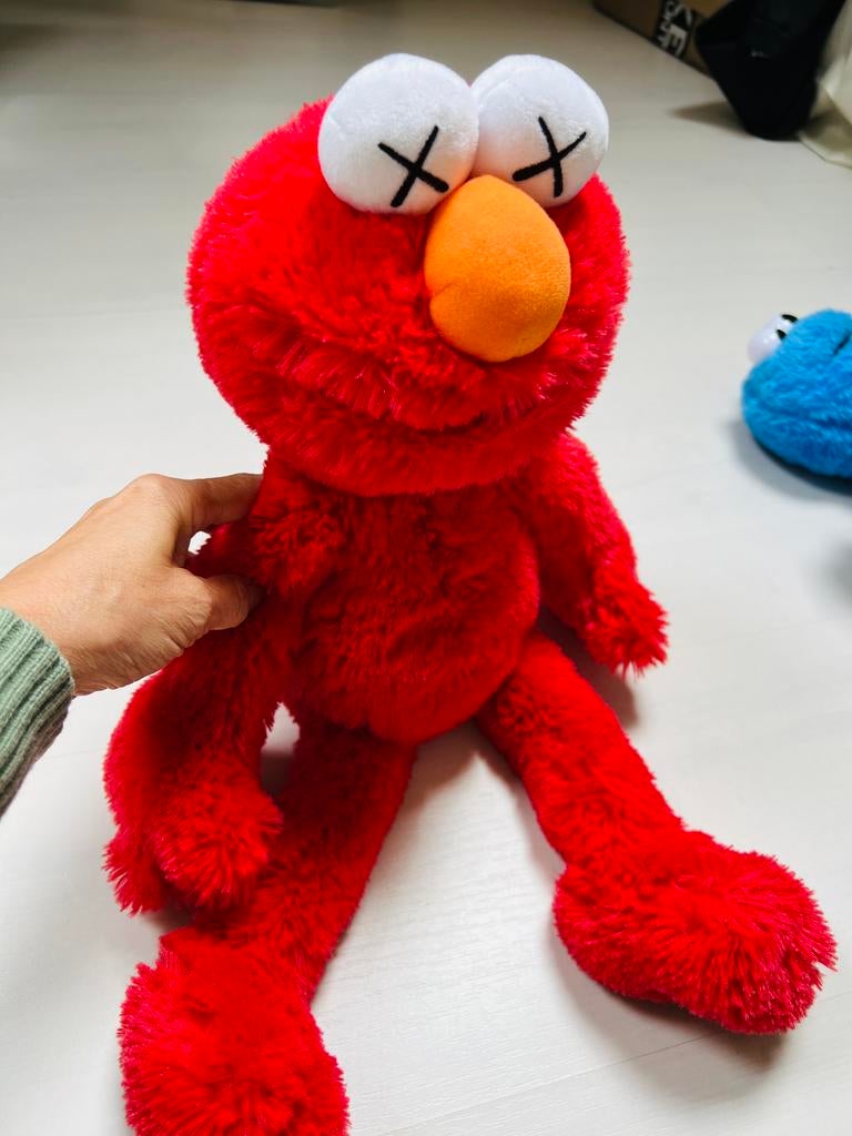 Kaws x Uniqlo Sesame Street knuffel Elmo, Ophalen of Verzenden, Zo goed als nieuw, Overige typen