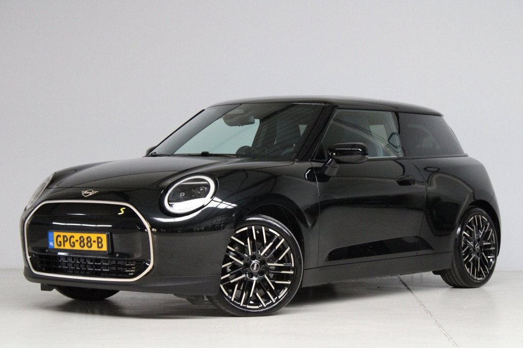 Mini Cooper Electric SE Favoured M 54.2 kWh | panoramadak |, 402 km, Gebruikt, 4 stoelen, Blauw