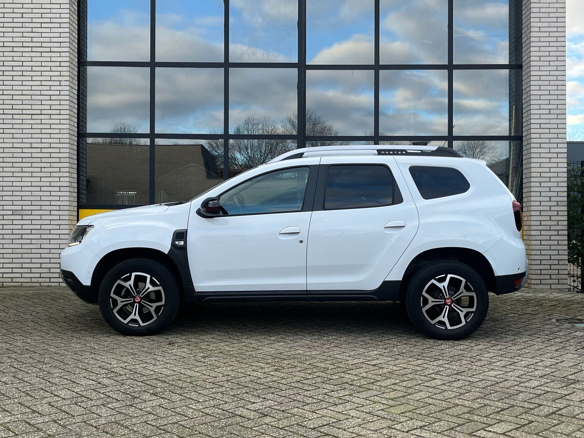 Dacia Duster 130PK Tech Road, Navi, PDC, Achteruitrijcamera, Auto's, Dacia, Voorwielaandrijving, Stof, Gebruikt, 4 cilinders