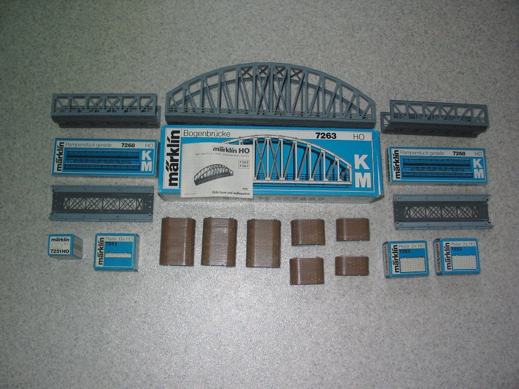 Märklin boogbrug met brugopritten voor K- en M-rails in OVP., Wisselstroom, Gebruikt, Wagon, Ophalen of Verzenden
