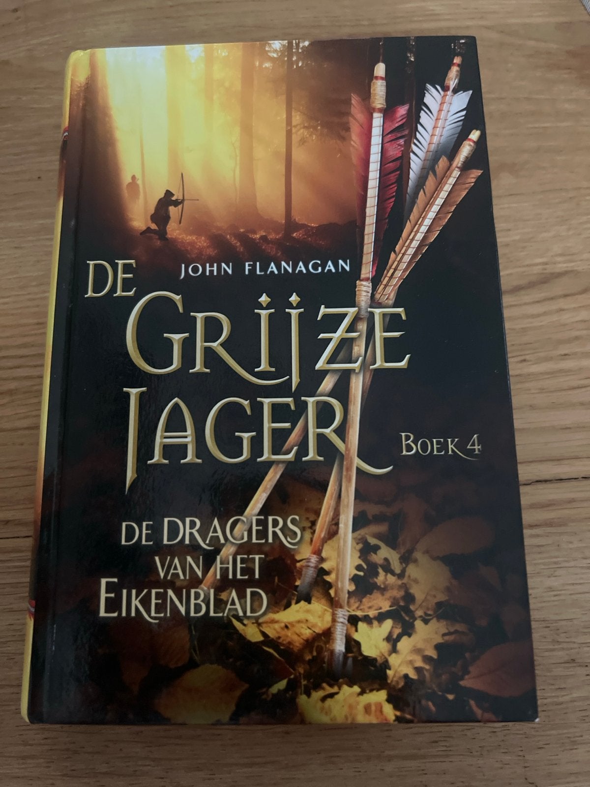 De Grijze Jager Boek 4: De Dragers van het Eikenblad, Boeken, Fantasy, Ophalen of Verzenden, Gelezen