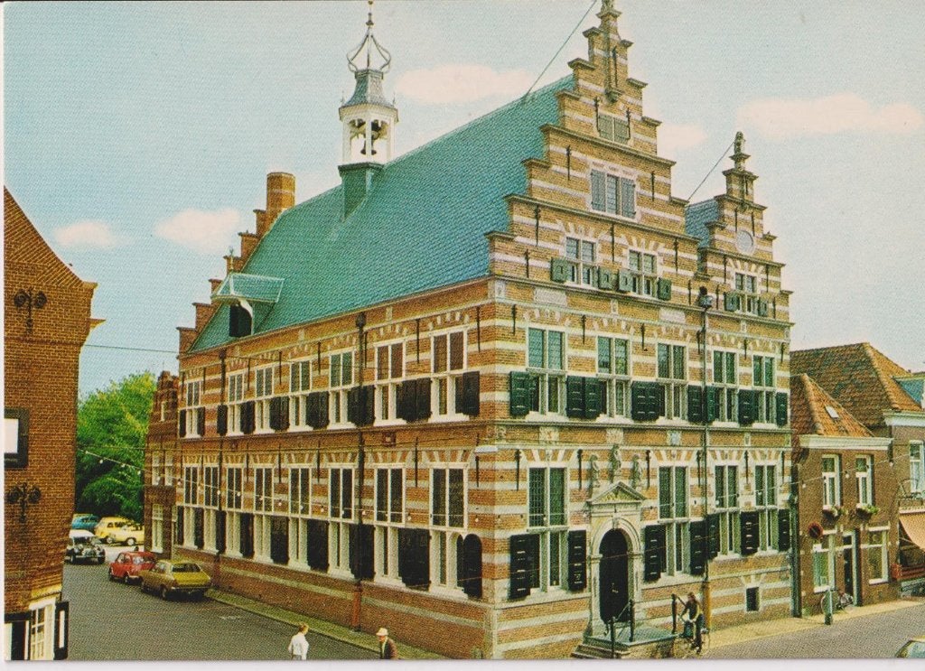 Naarden, Stadhuis met auto's Ruska Buggy, Chrysler 180, Ophalen of Verzenden, 1960 tot 1980, Ongelopen, Noord-Holland