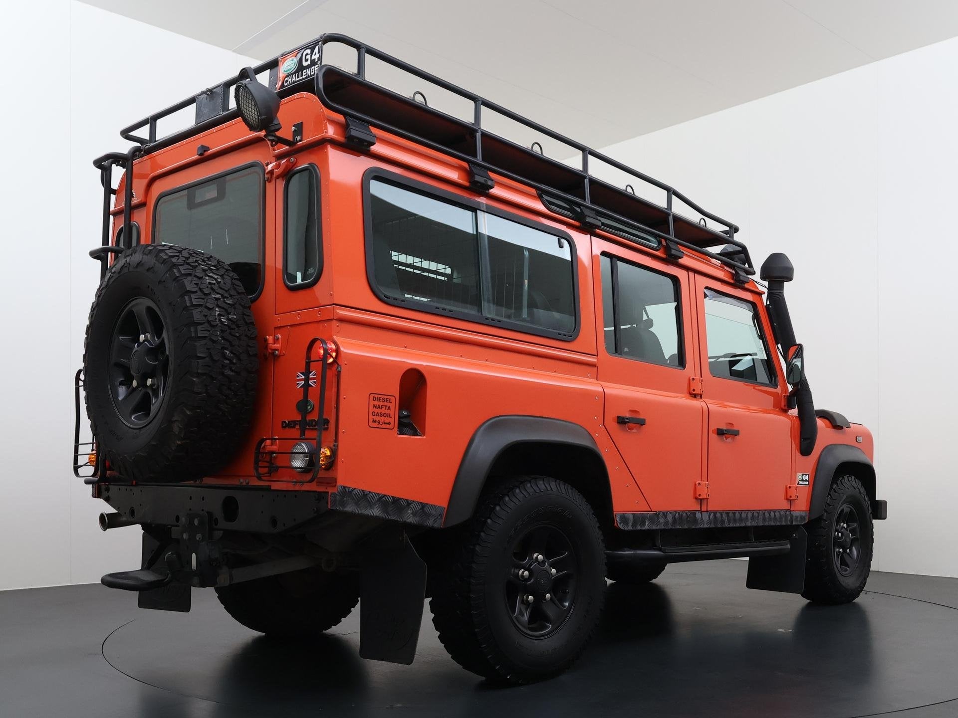Land Rover Defender 2.4 TD 110 SW SVX 60th Anniversary G4 ch, 1940 kg, Stof, Gebruikt, Zwart