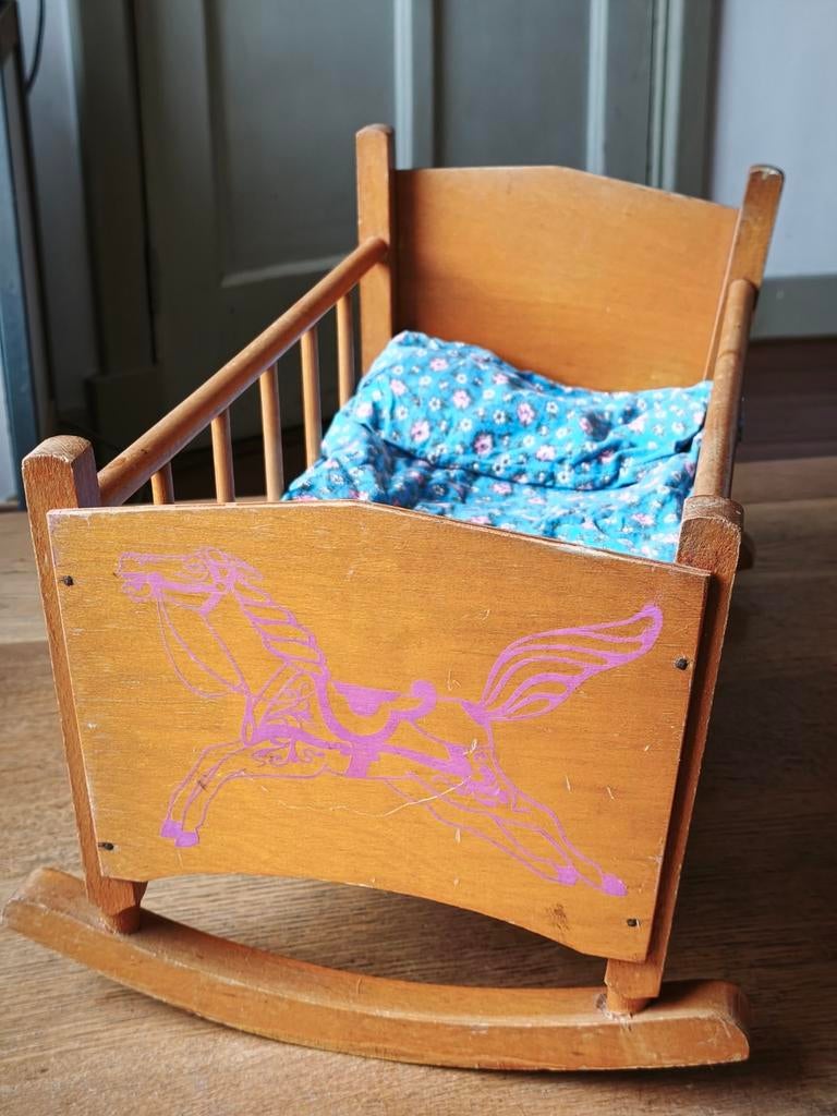 Houten poppenledikantje uit de jaren '70, Kinderen en Baby's, Speelgoed | Poppen, Ophalen of Verzenden, Gebruikt