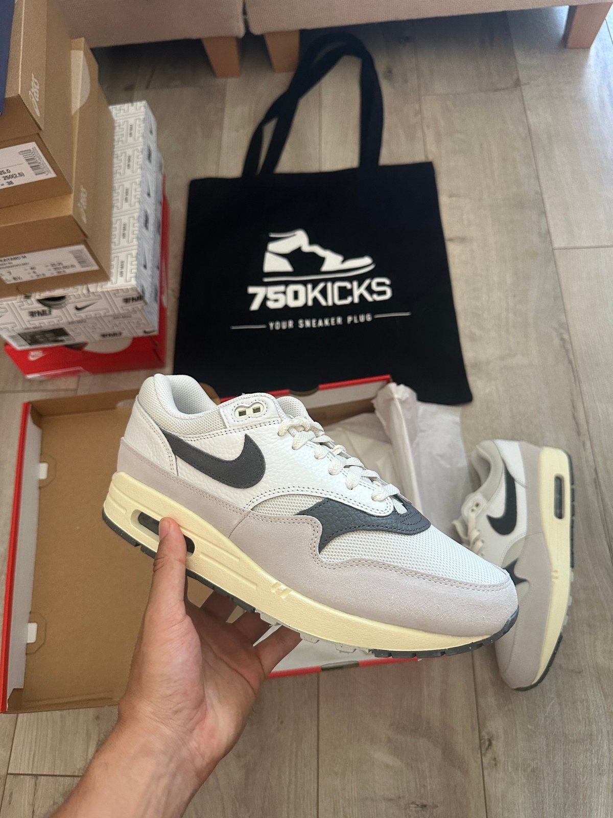 Nike Air Max 1 Light Bone Iron Grey (Greyscale) Maat EU45, Overige kleuren, Nieuw, Ophalen of Verzenden, Sneakers of Gympen