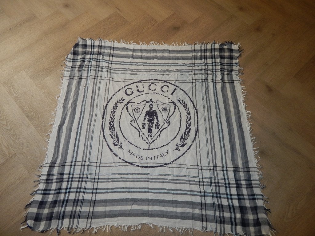 Gucci grote shawl blauw grijs wit logo en merk in de stof