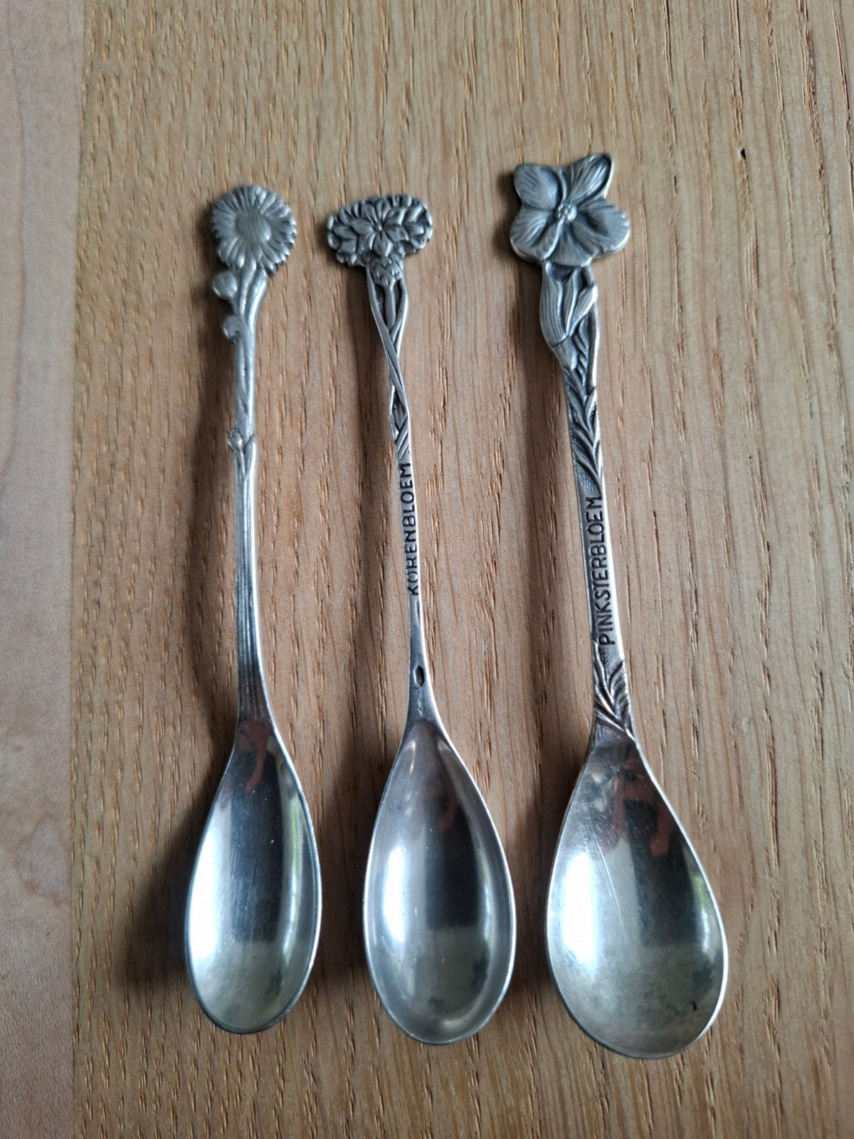 1 theelepel met bloemmotief links, Antiek en Kunst, Ophalen of Verzenden