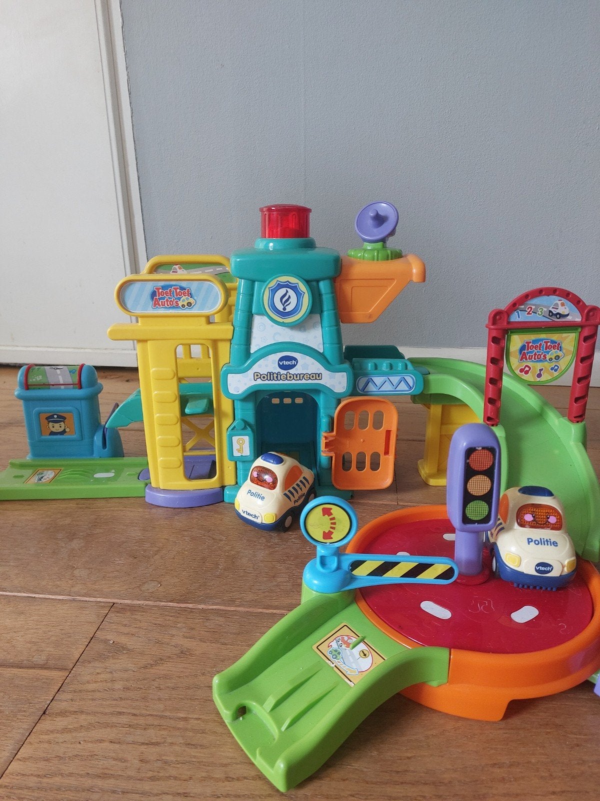 VTech Toet Toet Auto's Politiebureau met 2 Politieauto's, Ophalen, Gebruikt, 6 maanden tot 2 jaar