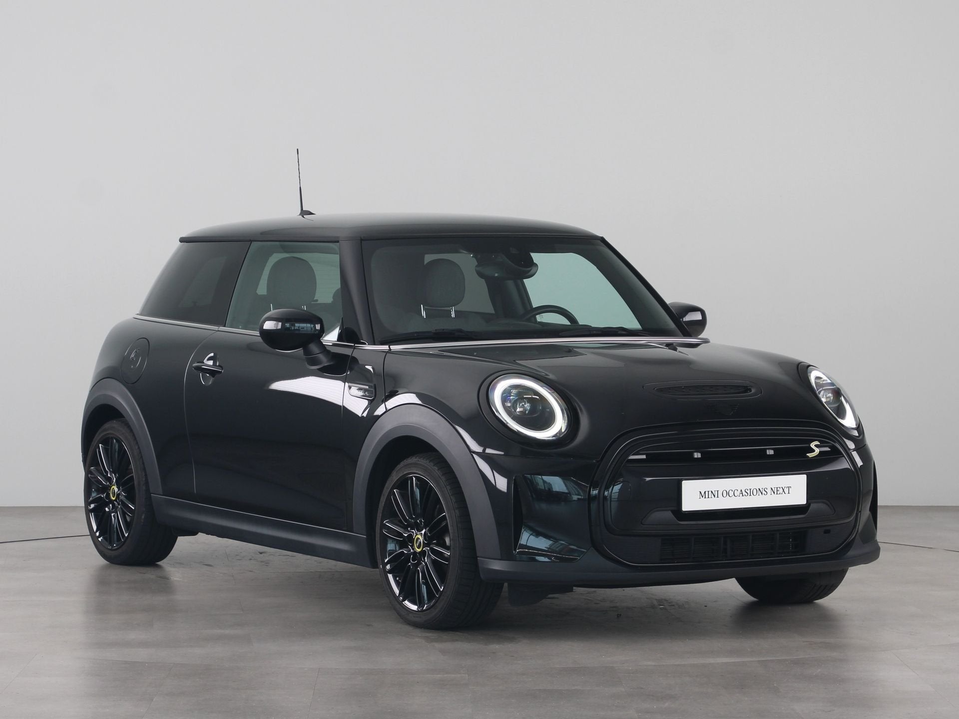 MINI Electric 3-deurs Classic (bj 2023, automaat), Met garantie (alle), 4 stoelen, Leder en Stof, Origineel Nederlands