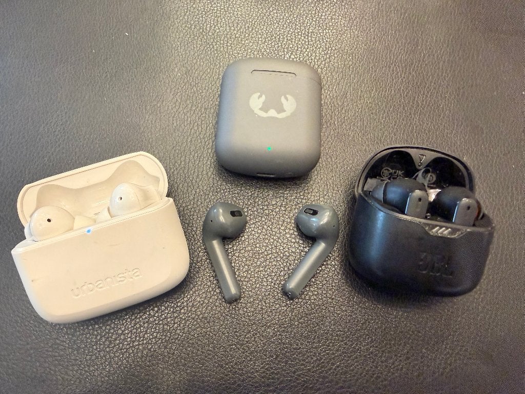 3pc wireless earbuds - JBL, Urbanista, Fresh'n'Rebel, Gebruikt, Ophalen of Verzenden, JBL, In oorschelp (earbud)