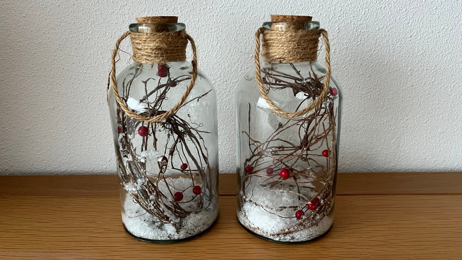 Decoratieve glazen flessen met winterse vulling (set van 2), Huis en Inrichting, Ophalen, Meerkleurig, Glas, Landelijk
