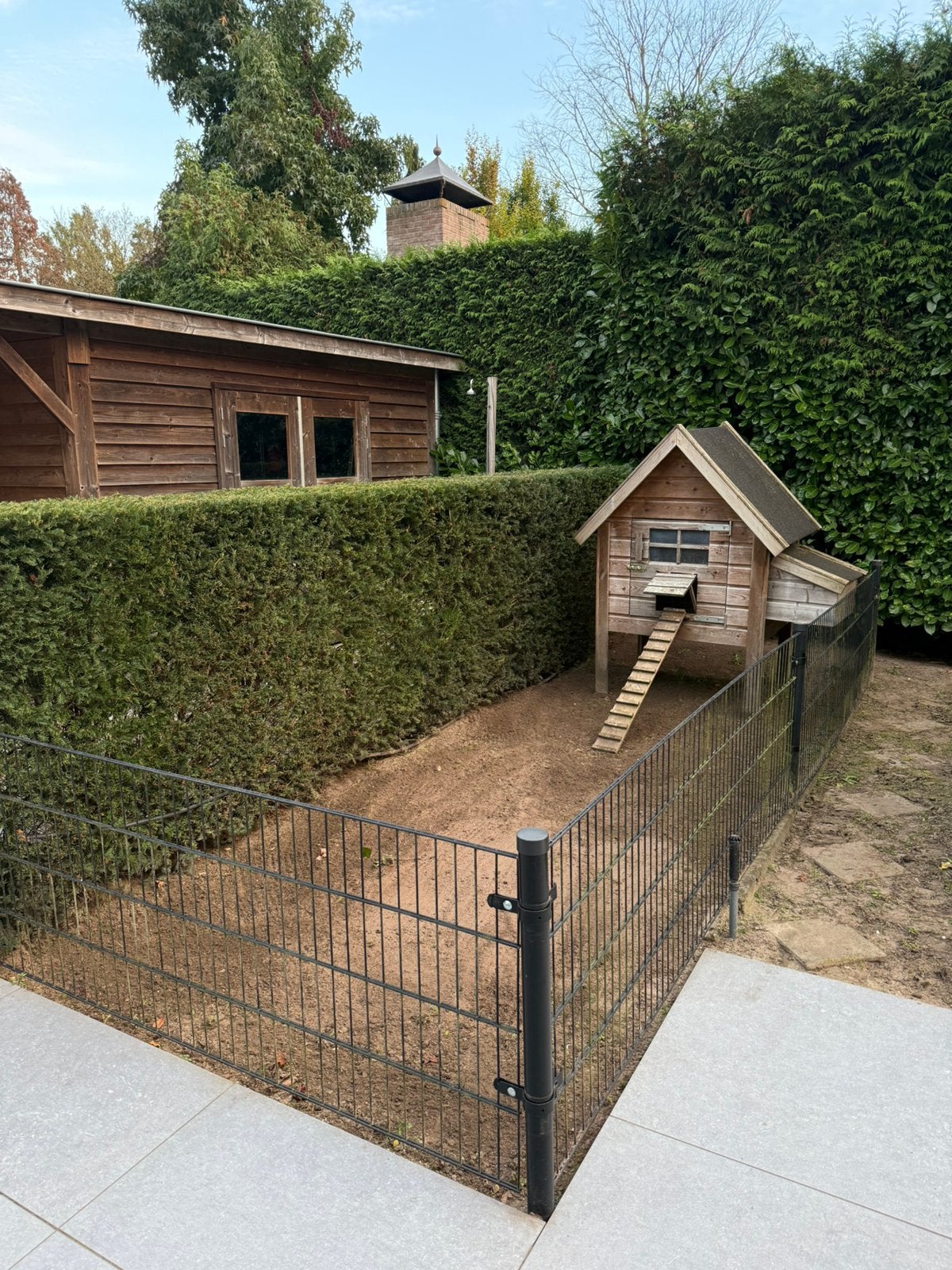 Mooi houten kippenhok met ruime ren en metalen hekwerk, Dieren en Toebehoren, Ophalen, Zo goed als nieuw, 110 cm of meer, 100 cm of meer