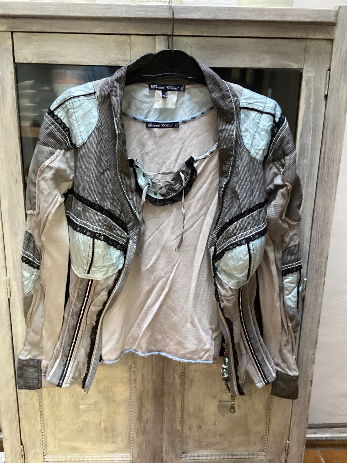 Tricot Chic set ( jasje, shirt), Ophalen, Zo goed als nieuw, Maat 38/40 (M), Grijs