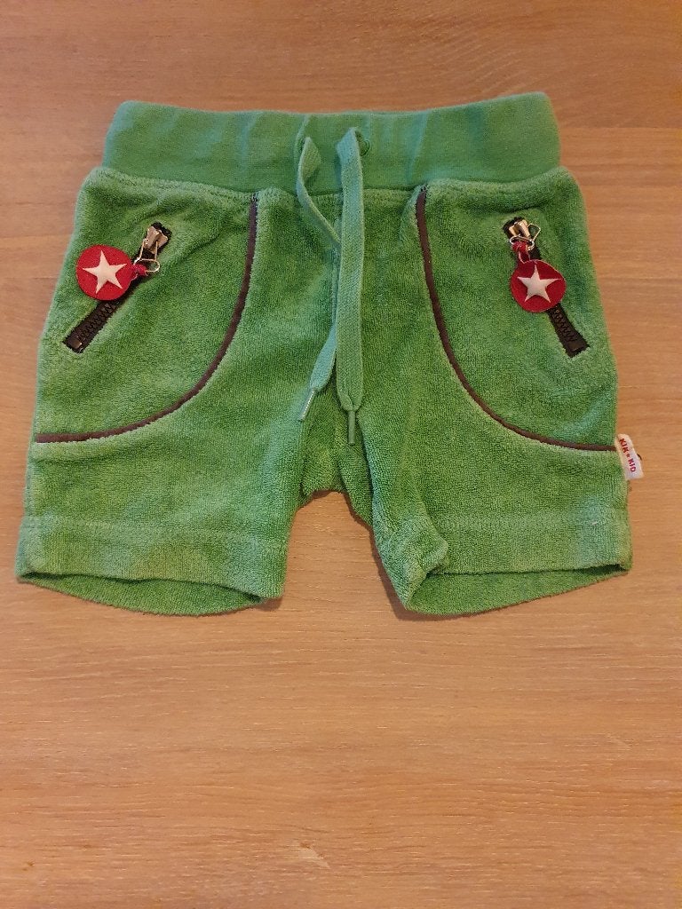 groene korte broek van kik kid, maat 68, Broekje, Jongetje of Meisje, Ophalen of Verzenden, Zo goed als nieuw