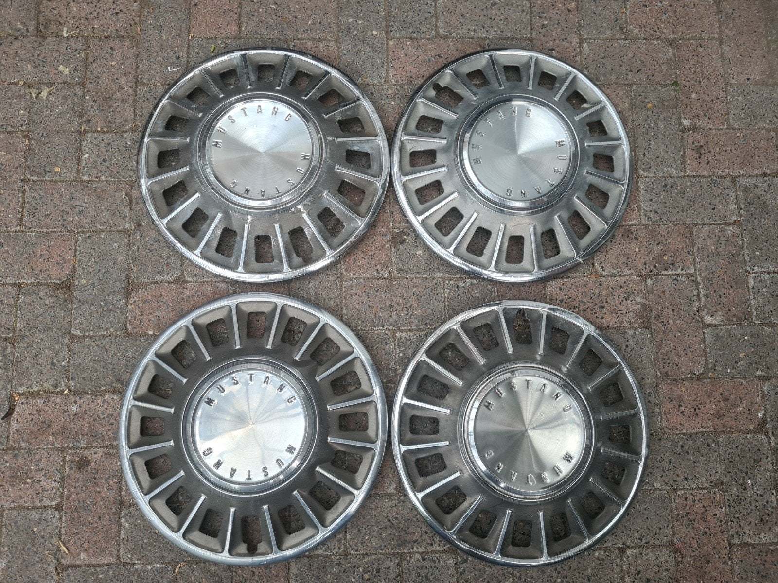 Originele Ford Mustang wieldoppen 1968 (set van 4), Auto diversen, Ophalen of Verzenden, Gebruikt