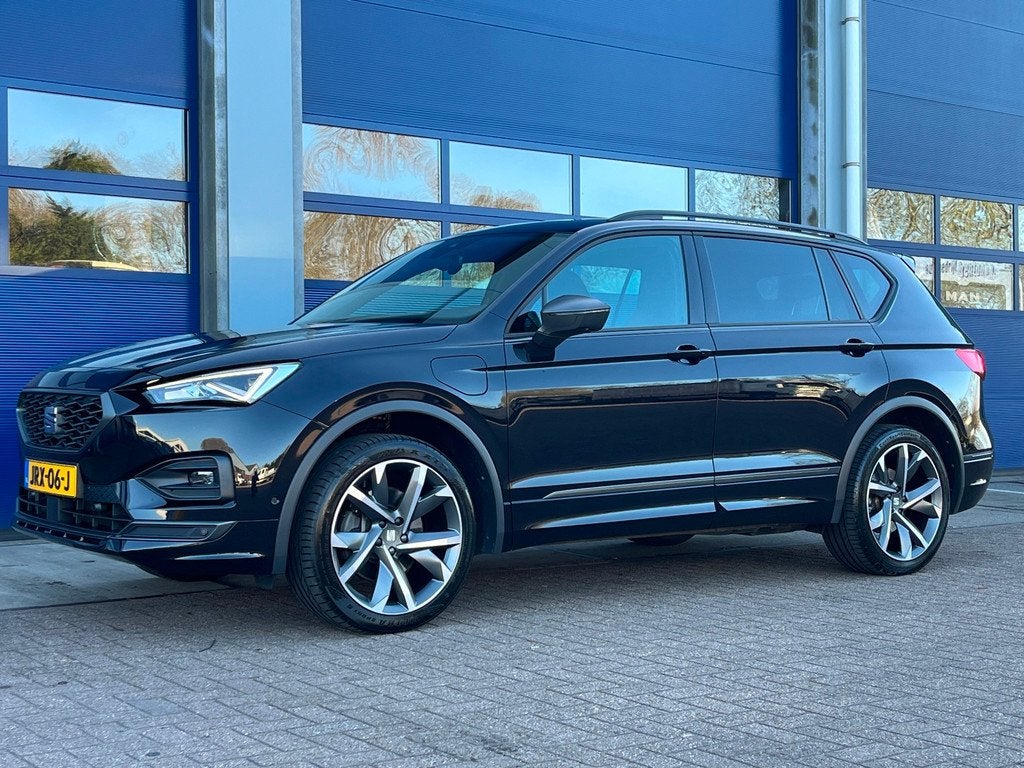 Seat TARRACO 1.4 TSI e-Hybrid PHEV 245pk FR | Panoramadak |, Auto's, Seat, Stof, 4 cilinders, Zwart, Hybride Elektrisch/Benzine