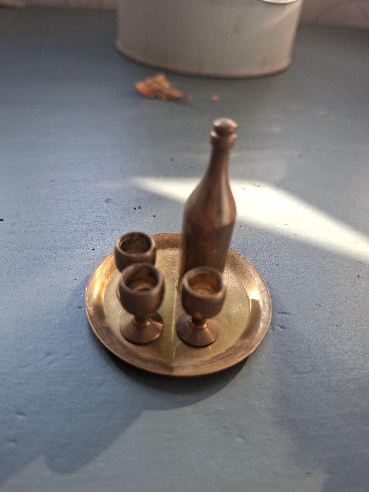 Miniatuur messing dranksetje met fles en glaasjes, Ophalen
