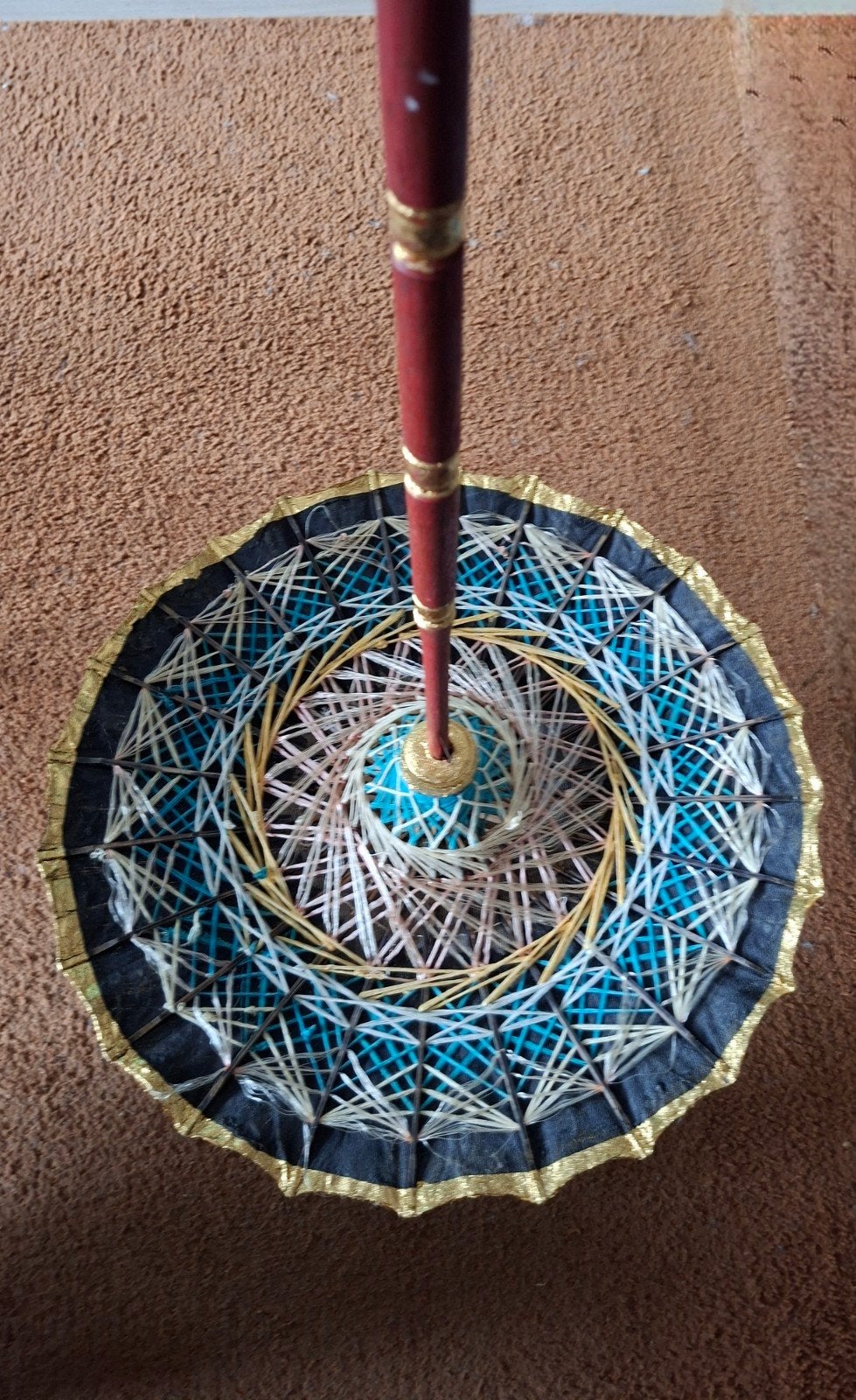 Decoratieve Aziatische gouden parasol met uniek patroon, Ophalen