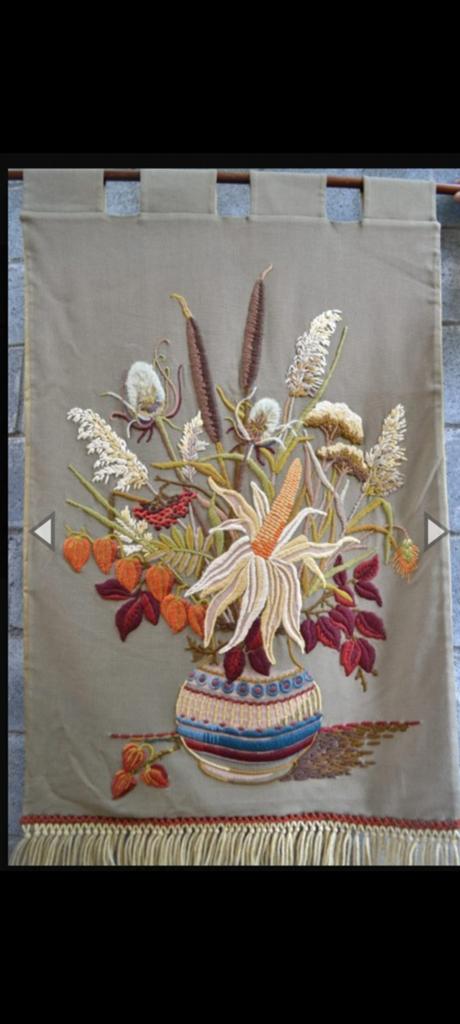 Vintage Wandkleed met Geborduurde Bloemenvaas, Gebruikt, Ophalen of Verzenden, Handgemaakt, Meerkleurig