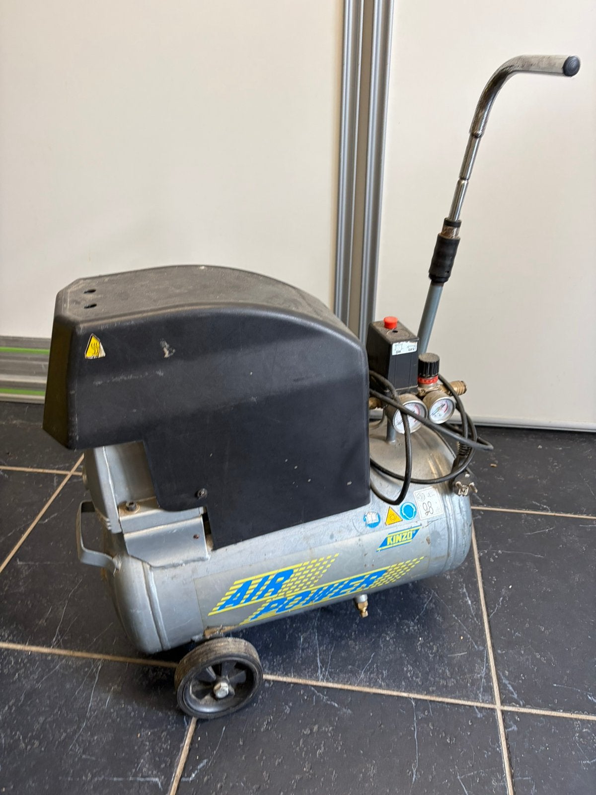 Kinzo compressor, Ophalen, Gebruikt, 6 tot 10 bar, Minder dan 200 liter/min
