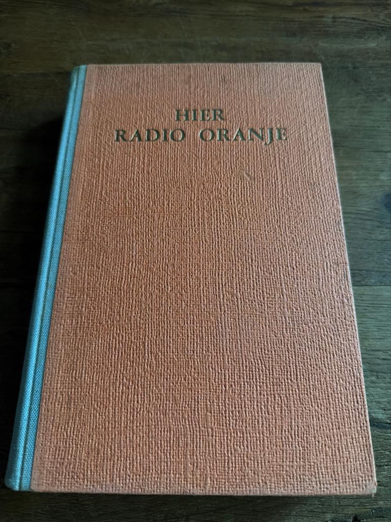 Hier Radio Oranje - Vijf jaar radio in oorlogstijd, Boeken, Ophalen of Verzenden, Tweede Wereldoorlog, Gelezen, Algemeen
