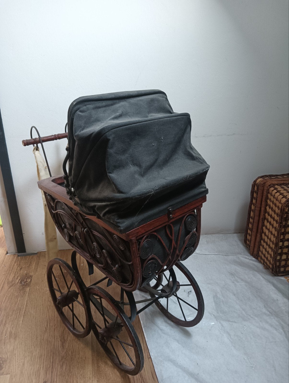 antieke poppenwagen met porseleinen pop, Antiek en Kunst, Antiek | Speelgoed, Ophalen