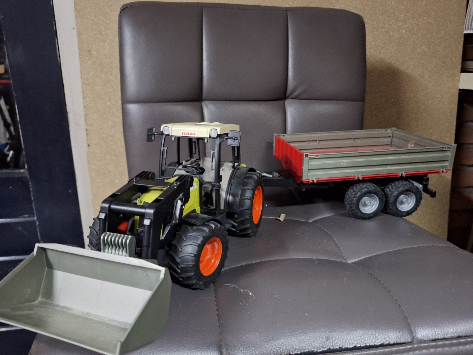 Bruder Claas Tractor met voorlader en aanhanger, Kinderen en Baby's, Ophalen, Zo goed als nieuw