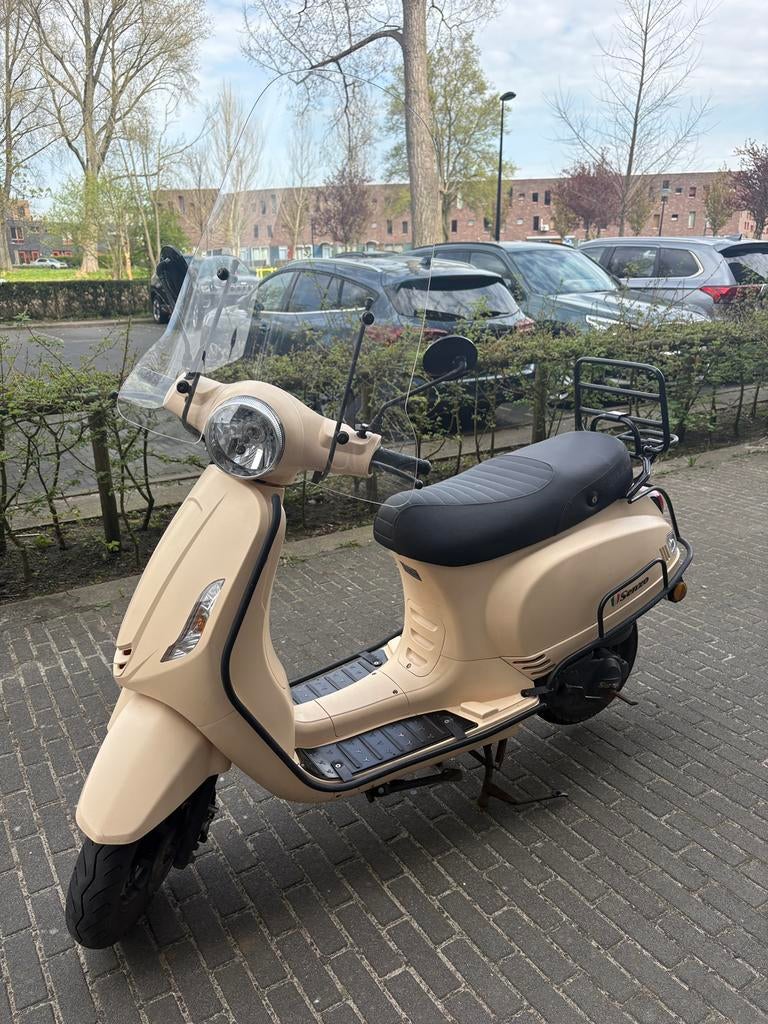 Scooter - Senzo Rivalux R 2021, matcrème, rijdt, Fietsen en Brommers, Scooters | Overige merken, Ophalen, Gebruikt, Maximaal 45 km/u
