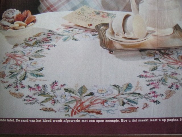 Borduurpatroon  Bloemen op kleed   nr 4858, Verzenden, Nieuw, Handborduren, Patroon