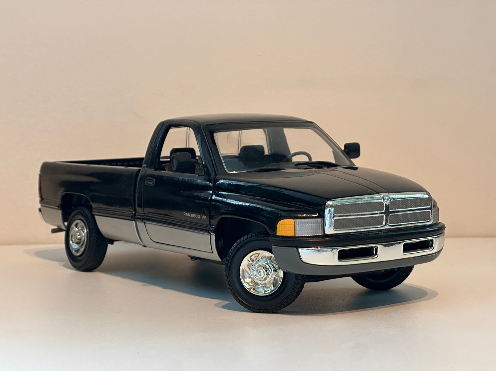 Dodge Ram Pickup 2500 V10 | ERTL | schaal 1:18 | Goede staat, Hobby en Vrije tijd, Ophalen of Verzenden, Zo goed als nieuw, Auto