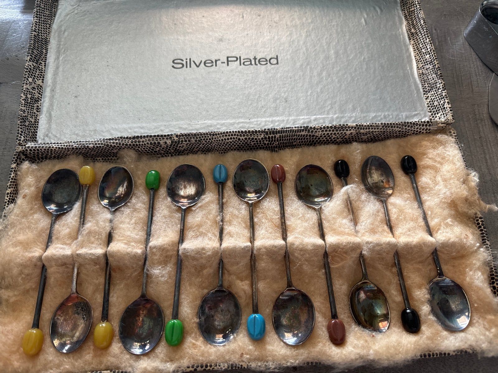 12 zilver-plated theelepels met gekleurde knopjes in doos, Ophalen of Verzenden
